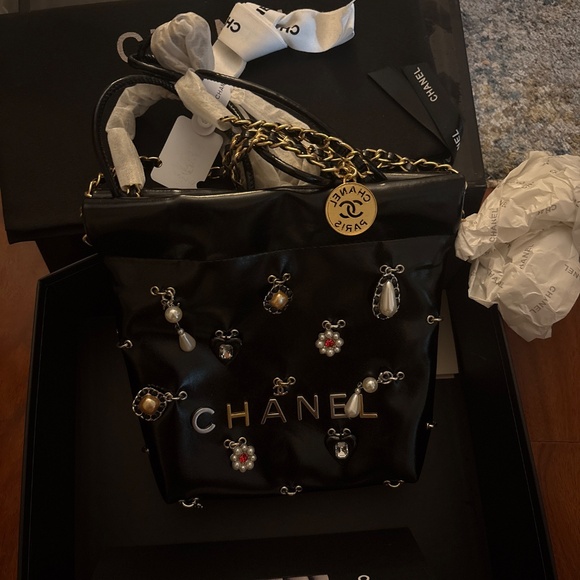 Chanel - Picture 2 of 2